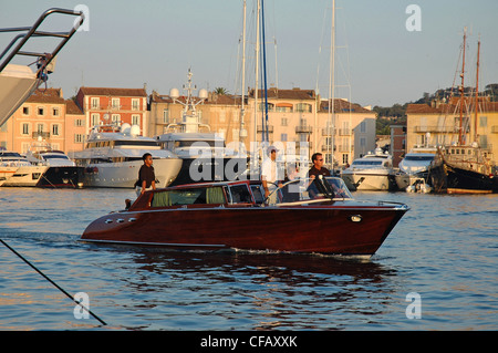 Alte hölzerne stilvolle Speedboat im Hafen von St. Tropez in Südfrankreich. Stockfoto