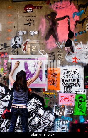 Graffiti-Kunst auf dem Dosen-Festival von Banksy erscheinen mit der Arbeit von 29 anderen Künstlern in einem Tunnel in Waterloo, London. Stockfoto