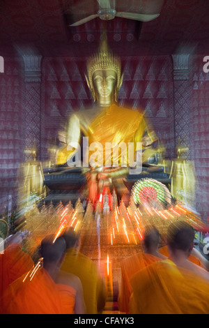 Laos, Luang Prabang, Wat Telefon Xai, Mönche beten Stockfoto