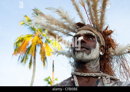 Mann vom Stamm Asmat, Agats Dorf, Neuguinea, Indonesien. Stockfoto