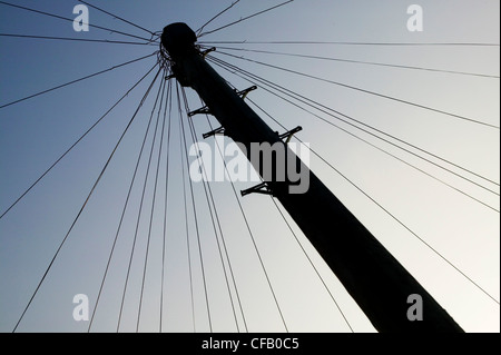 Telefonmast und Leitungen gegen den Himmel Stockfoto