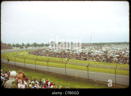 Menge Leute wenden sich 1973 Indianapolis 500 Track Infield überfüllt Stockfoto