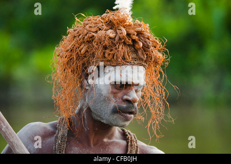 Mann vom Stamm Asmat, Agats Dorf, Neuguinea, Indonesien Stockfoto