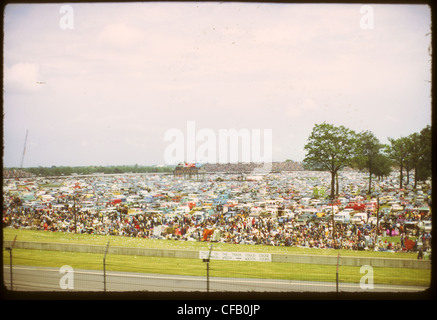 Menge Leute wenden sich 1973 Indianapolis 500 Track Infield überfüllten Publikum Stockfoto