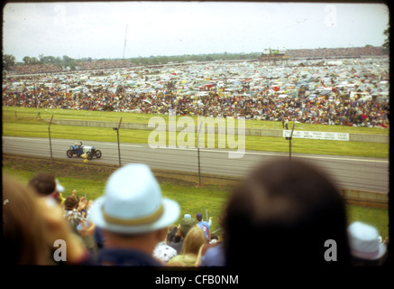Menge Leute wenden sich 1973 Indianapolis 500 Track Infield überfüllten Publikum steht Stockfoto