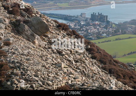 Blick hinunter auf Conwy Castle von Castell Caer Seion Burgberg Conwy Nord-Wales Stockfoto