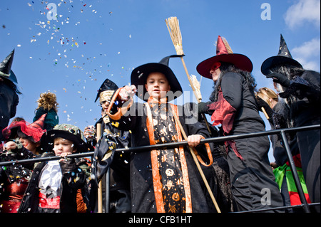 Hexen, Kostüme und Konfetti bei der Parade der traditionelle Karneval von Solsona in Katalonien. Stockfoto