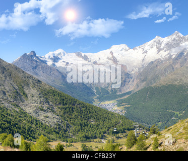 Alpine Stadt von Saas Fee im Saastal, umgeben von hohen Bergen, Walliser, Schweiz Stockfoto