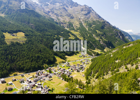 kleines Schweizer dörfliche Siedlung in tiefes grün bewaldeten Tal im Kanton Wallis Schweiz Stockfoto