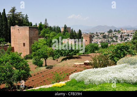 Spanien - Andalusien - Granada - Blick über die Gärten der Alhambra - Kulisse der Altstadt von Granada und die dahinter liegenden Berge Stockfoto