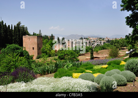 Spanien - Andalusien - Granada - Blick über die Gärten der Alhambra - Kulisse von Granada Stadt und die Berge. Stockfoto