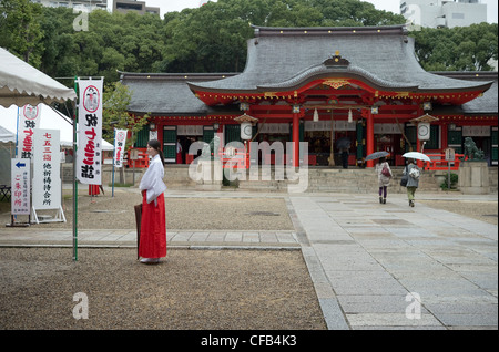 Traditionell gekleidete, junge Japanerin an Ikuta-Schrein, Kobe, Japan Stockfoto