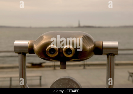Messing-Fernglas in der Bucht von Statue of liberty Stockfoto
