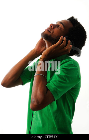 African american Kerl Musikgenuss mit Kopfhörern, isoliert auf weiß Stockfoto