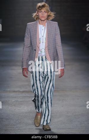 Alexander McQueen Milan Ready to Wear Menswear Frühjahr-Sommer 2012 Stockfoto