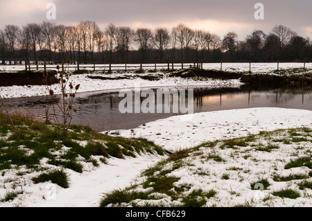 Fluß großes Ouse in der Nähe von Milton Keynes, umgeben von Schnee im winter Stockfoto