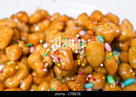 Struffoli oder Strufoli, Italien, traditionellen Karneval und Weihnachten süße Krapfen mit Honig, Dessert. Stockfoto