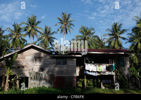 Traditionelle einheimische Iban und Dayak-Familie in einem Langhaus in Borneo, Malaysia Stockfoto