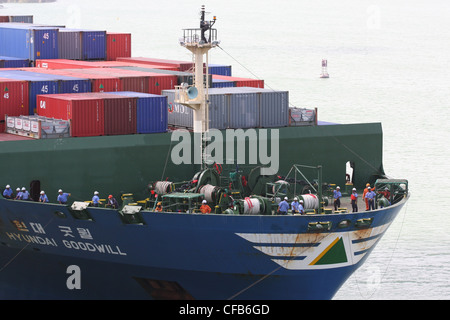 Panamakanal-Crew bereitet Linien als Hyundai Goodwill nähert sich die Gatun-Schleusen Stockfoto