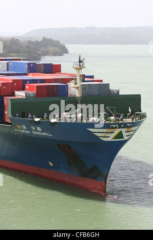 Panamakanal-Crew bereitet Linien als Hyundai Goodwill nähert sich die Gatun-Schleusen Stockfoto