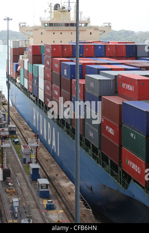 Hyundai Goodwill an den Gatun-Schleusen, Panamakanal Stockfoto