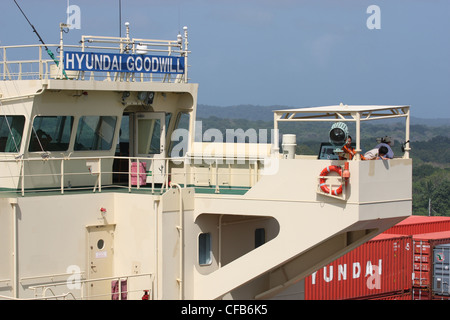 Steuerbordflügel Brücke des Hyundai Goodwill bei den Gatun-Schleusen, Panama-Kanal Stockfoto