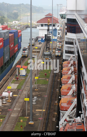 Die Backbordseite der Kreuzfahrt Schiff Zuiderdam durch die Gatun-Schleusen, Panama-Kanal Stockfoto