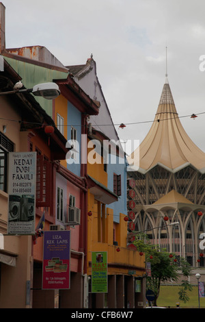 Ansichten von Tempeln und Geschäftshäusern mit Montage im Hintergrund im Bereich Chinatown von Kuching, Borneo, Malaysia Stockfoto