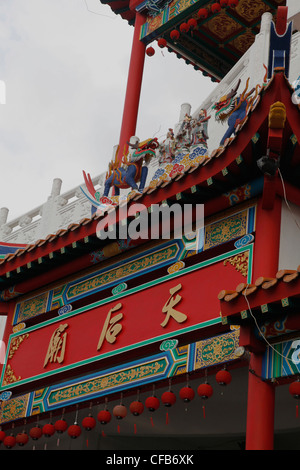 Ansichten von Tempeln und Geschäftshäusern im Bereich Chinatown von Kuching, Borneo, Malaysia Stockfoto