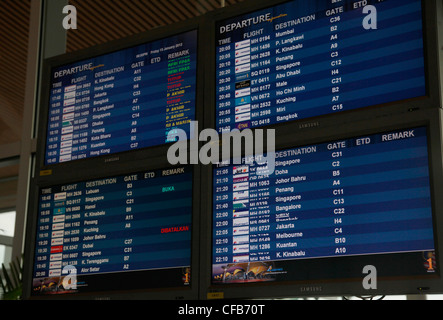 Flughafen von Kuala Lumpur mit Flugtafel Abflug, Malaysia Stockfoto