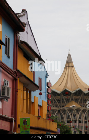 Ansichten von Tempeln und Geschäftshäusern mit Montage im Hintergrund im Bereich Chinatown von Kuching, Borneo, Malaysia Stockfoto