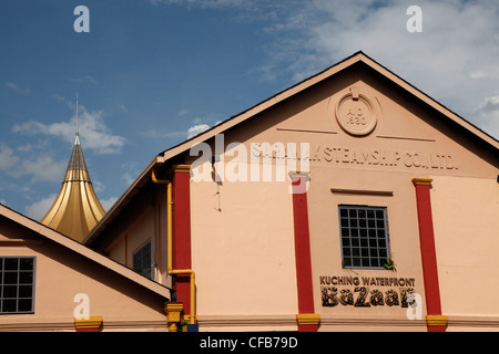 Ansicht der Basar mit Montage im Hintergrund im Bereich Chinatown von Kuching, Borneo, Malaysia Stockfoto