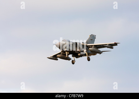 Panavia Tornado GR4 im Endanflug Landung auf RAF Lossiemouth, Schottland Stockfoto