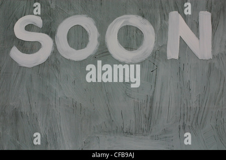 Weiß getünchte Fenster mit dem Wort 'Bald' geschrieben Stockfoto