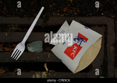 Müll auf Street in London: Kentucky Fried Chicken Besteck verworfen Stockfoto