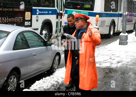 Traffic Warden im Schnee, New York City, USA Stockfoto