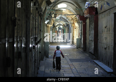 Junge allein zu Fuß in die Altstadt von Jerusalem Stockfoto