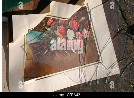 Gebrochene Gemälde von Blumen auf dem Bürgersteig in Brick Lane Stockfoto