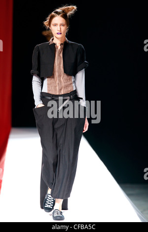 Yohji Yamamoto Paris bereit, WearSpringSummer 2012 Stockfoto