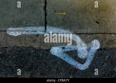 Pfeil auf Straße zeigt Arbeit gemalt für Dienstprogramme & Verbesserungen durchgeführt werden Stockfoto