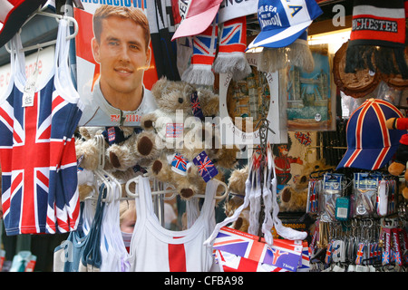 Englische Souvenirs einschließlich der Union Jack Flagge Kleidung, Hüte und Bären, und Michael Owen Kalender Stockfoto