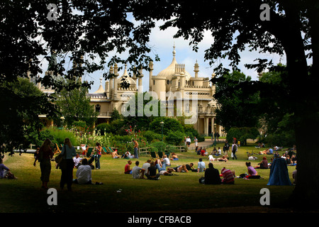 Menschen auf Liegestühlen vor der Kuppel im regency Palace, Brighton, Sussex Stockfoto