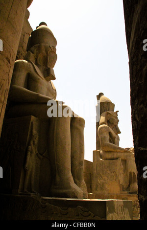 Statue von Pharao Ramses II. Im Großen Tempel von Karnak auf die Verehrung des Amun gewidmet, in der Stadt Luxor in Ägypten Stockfoto