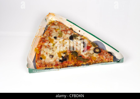 Scheibe gekochten Tiefkühlpizza auf weißem Hintergrund ausschneiden Stockfoto