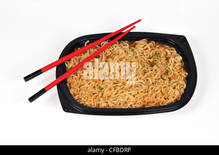 Orientalische Nudeln mit Erbsen in schwarzem Kunststoff-Tablett mit Stäbchen auf weißem Hintergrund ausschneiden Stockfoto