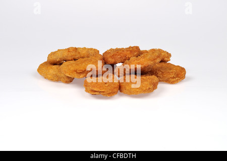 Panierte Chicken Nuggets mit DIP-Sauce auf weißem Hintergrund ausschneiden USA verstreut. Stockfoto