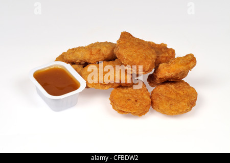 Panierte Chicken Nuggets mit DIP-Sauce auf weißem Hintergrund ausschneiden USA verstreut. Stockfoto