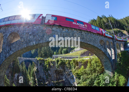 Straße, Bahn, Zug, Eisenbahn, Brücke, Kanton Graubünden, Graubünden, Schweiz, Europa, Glacier express, Solisviadukt, Tiefenc Stockfoto