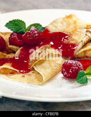 Schatz, den Pfannkuchen laskiaispulla wiederum Ihre Faschingsdienstag Pfannkuchen in lecker gefüllte Leckereien Geschmack gekrönt, Himbeersauce und frischen Stockfoto