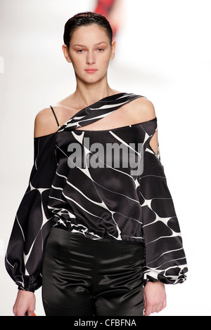 Pucci Mailand bereit zu tragen Herbst Winter asymmetrischen satin Bluse und satin Hose Stockfoto